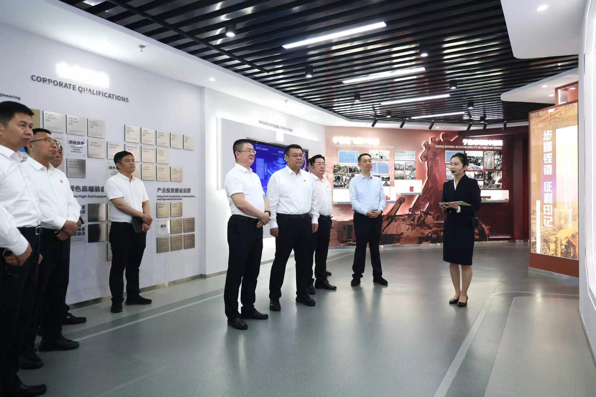 李仲泽参观中国二十二冶企业展厅