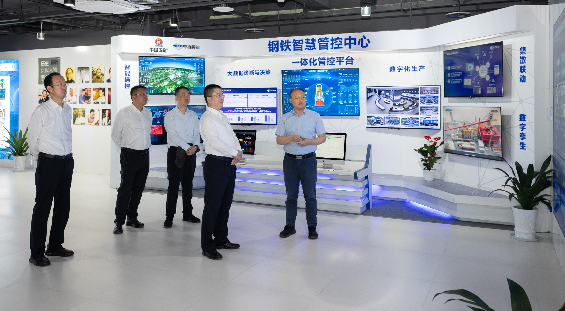 李仲泽参观中冶赛迪企业研发展厅